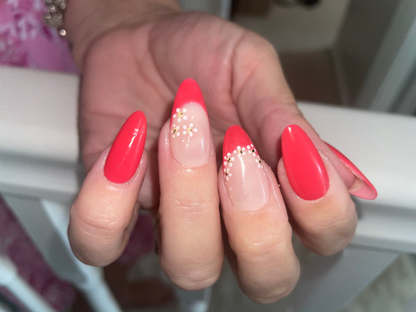 press on nails |French tip | nail art | nails on occasions | press on nails|gel nails|stick on nails|almond shape | medium length| beauty gift set | BIAB | Acrylic nails | red gel nails | Handmade | removable nails | UK free delivery | daisy | fake nails