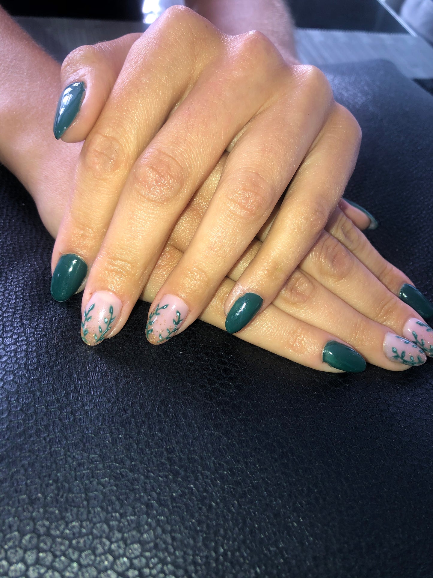 Short round gel press on nails|green nails|press on nails|stick on nails|stocking fillers|handpainted nail art|Christmas gifts|glue on nails|false nails