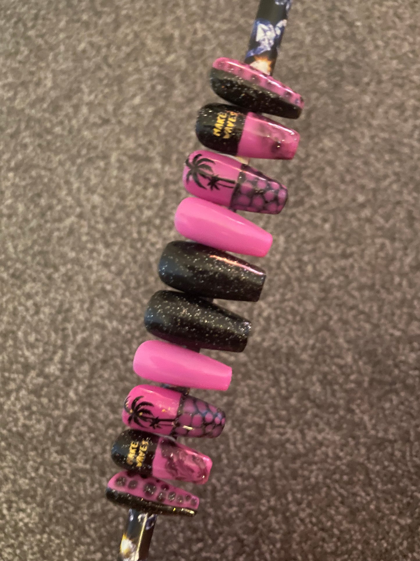 Medium coffin Black and pink beach press on nails