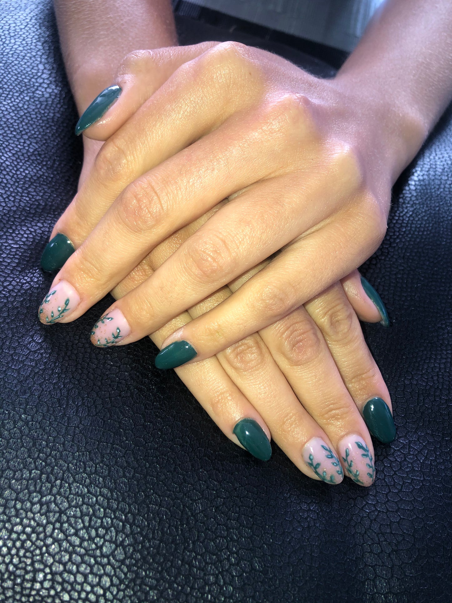 Short round gel press on nails|green nails|press on nails|stick on nails|stocking fillers|handpainted nail art|Christmas gifts|glue on nails|false nails