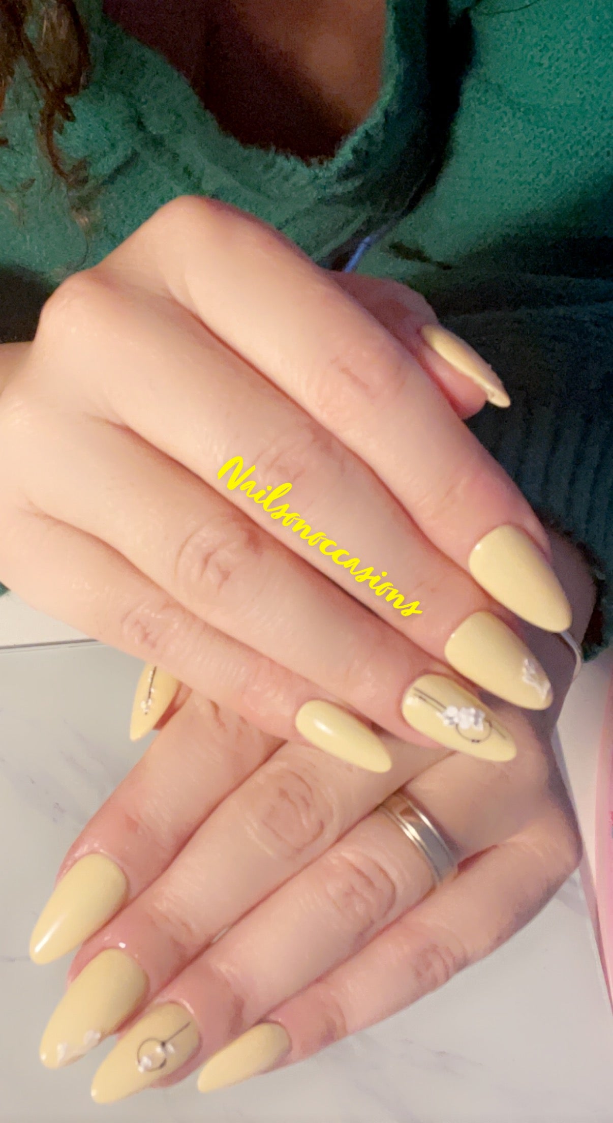 Medium Almond yellow press on nails