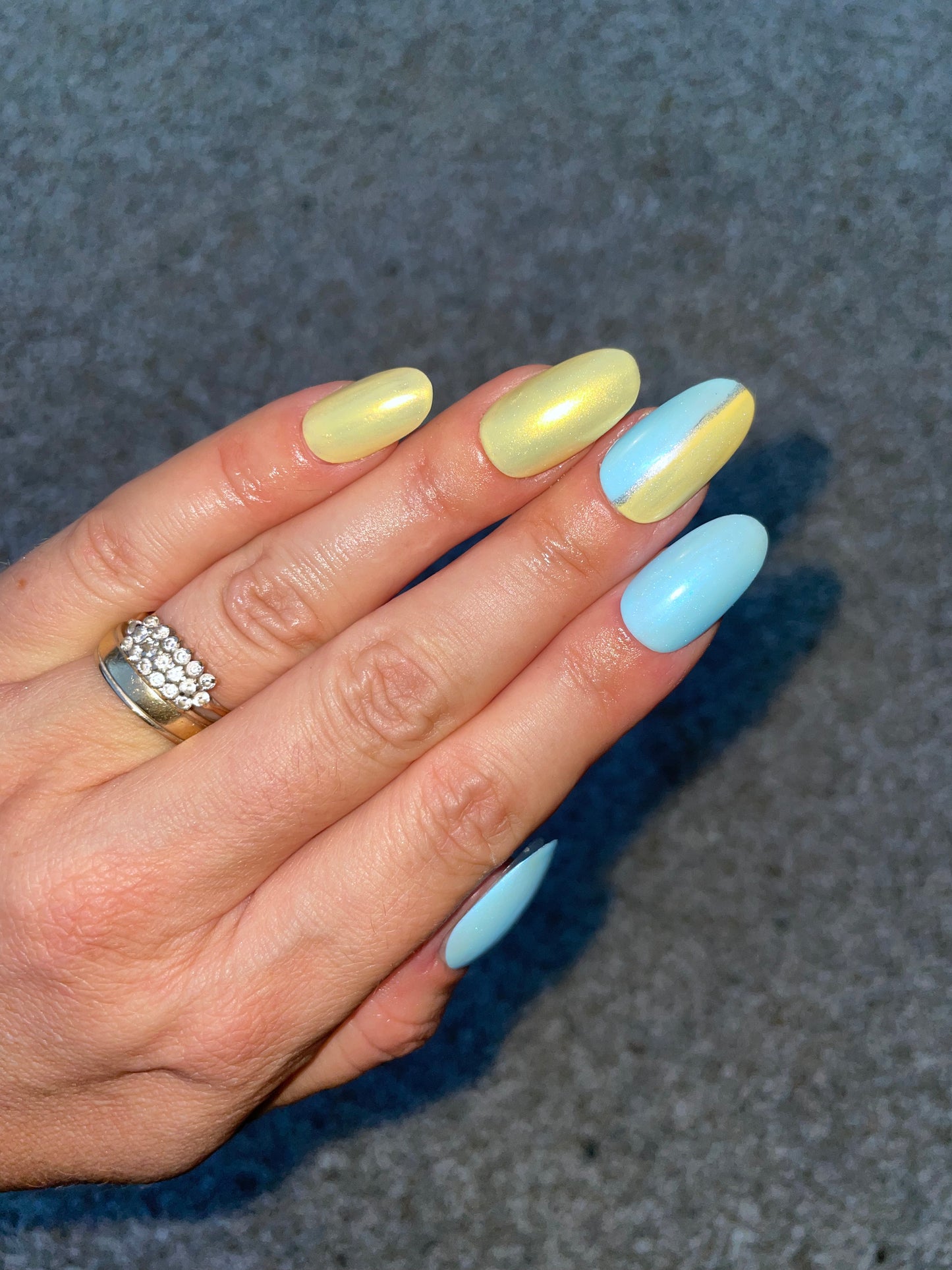 Short round blue and yellow press on nails